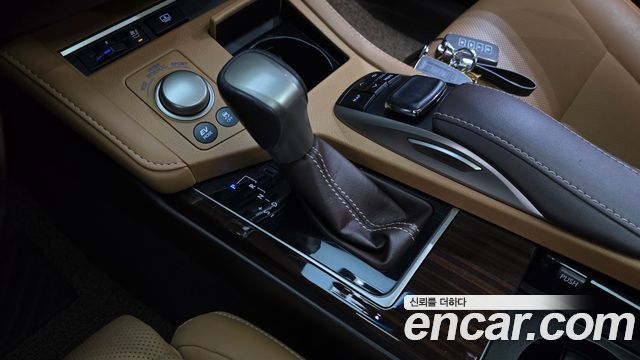 Lexus ES300h Supreme XV60 2017 — фото 9