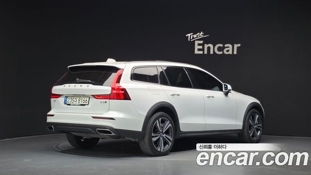 Volvo V60 Cross Country (II) B5 Pro AWD 2021 — фото 2