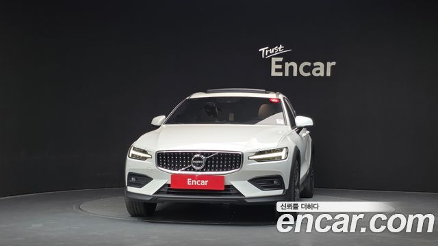 Volvo V60 Cross Country (II) B5 Pro AWD 2021 — фото 3