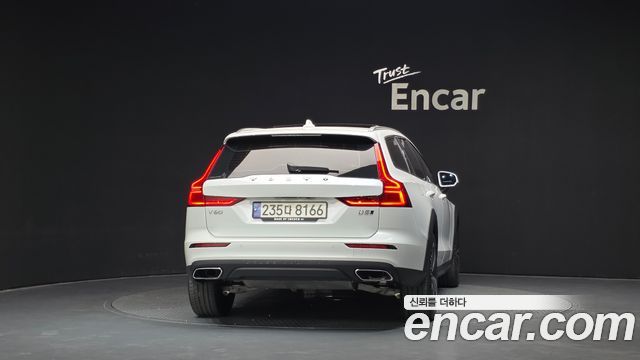 Volvo V60 Cross Country (II) B5 Pro AWD 2021 — фото 4