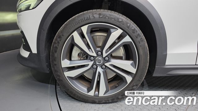 Volvo V60 Cross Country (II) B5 Pro AWD 2021 — фото 5