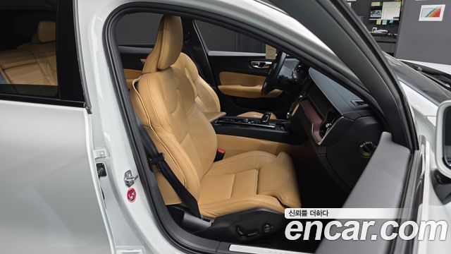 Volvo V60 Cross Country (II) B5 Pro AWD 2021 — фото 11
