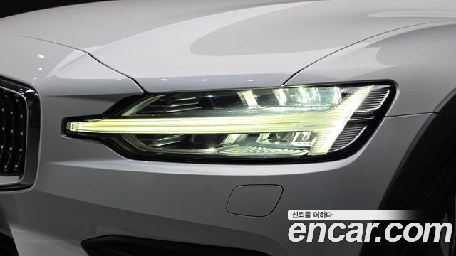 Volvo V60 Cross Country (II) B5 Pro AWD 2021 — фото 22