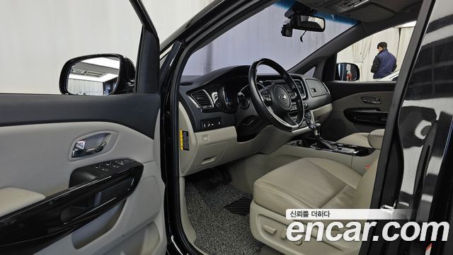 Kia Carnival 9-Seater Prstige 2019 — фото 10