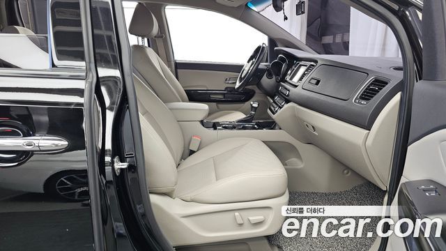 Kia Carnival 9-Seater Prstige 2019 — фото 11