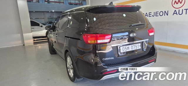 Kia Carnival 9-seater Noblesse 2016 — фото 5