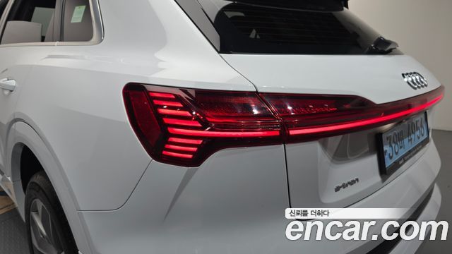 Audi e-tron 55 Quattro 2022 — фото 23
