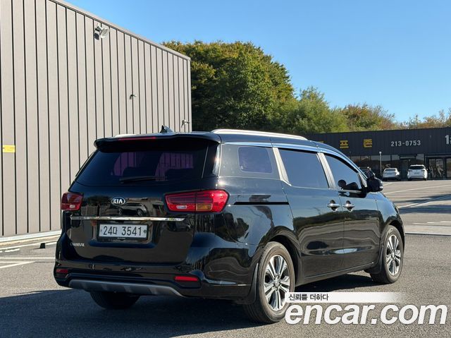 Kia Carnival 9-Seater Luxury 2019 — фото 2