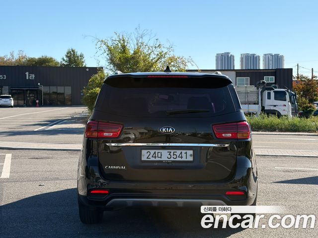 Kia Carnival 9-Seater Luxury 2019 — фото 4
