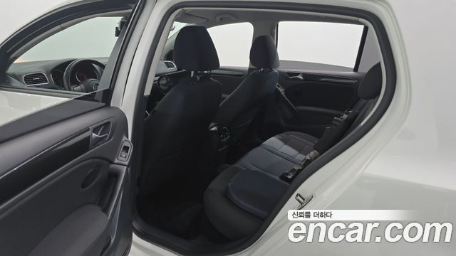 Volkswagen Golf (VI) 1.6 TDI Blue Motion 2011 — фото 12