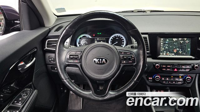 Kia Niro Prestige 2018 — фото 13