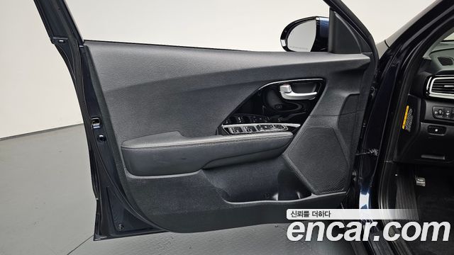 Kia Niro Prestige 2018 — фото 24