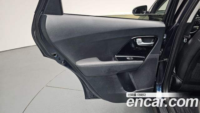 Kia Niro Prestige 2018 — фото 25