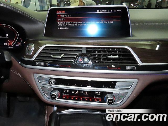 BMW 7 Series (G11) 740Li xDrive Design Pure Excellence 2020 — фото 15