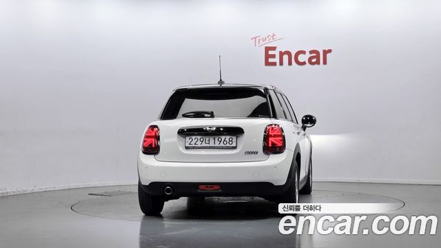 MINI Cooper 5Door Standard 3rd 2020 — фото 4