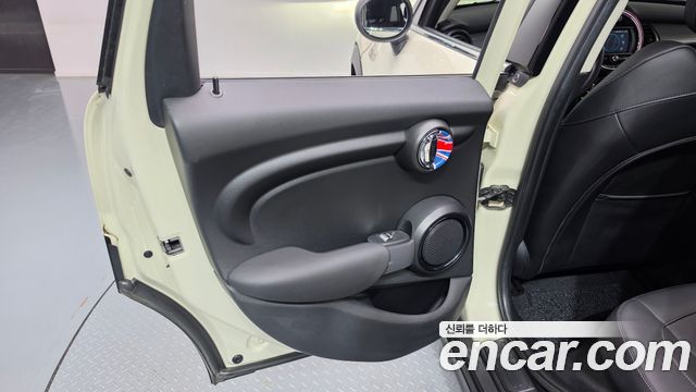 MINI Cooper 5Door Standard 3rd 2020 — фото 25