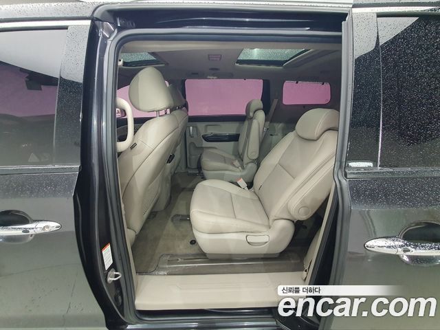 Kia Carnival 9-Seater Prstige 2019 — фото 11