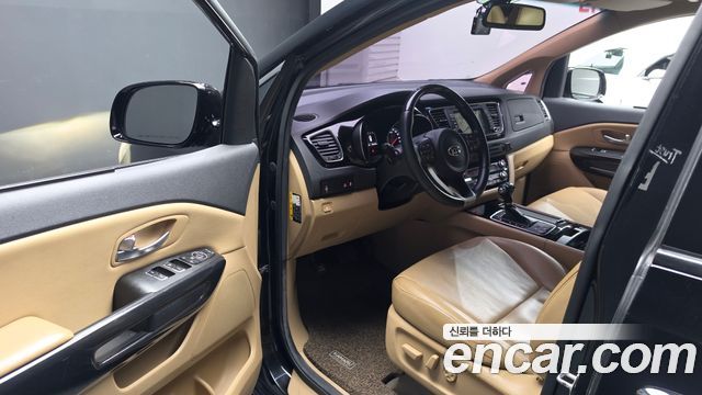 Kia Carnival 9-seater Prestige 2015 — фото 10