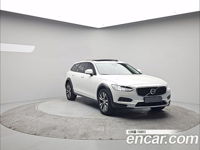 Volvo V90 Cross Country B5 Plus AWD 2025 — фото 2