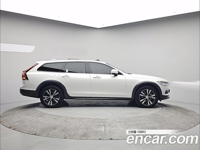 Volvo V90 Cross Country B5 Plus AWD 2025 — фото 3