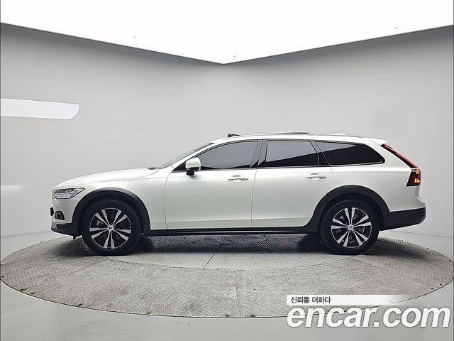 Volvo V90 Cross Country B5 Plus AWD 2025 — фото 4