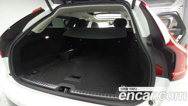 Volvo V90 Cross Country B5 Plus AWD 2025 — фото 10