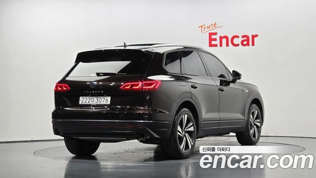 Volkswagen Touareg (III) 3.0 TDI Premium 2023 — фото 2