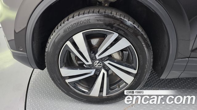 Volkswagen Touareg (III) 3.0 TDI Premium 2023 — фото 5
