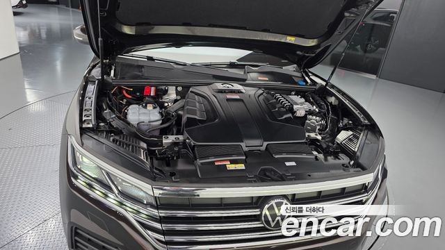 Volkswagen Touareg (III) 3.0 TDI Premium 2023 — фото 6