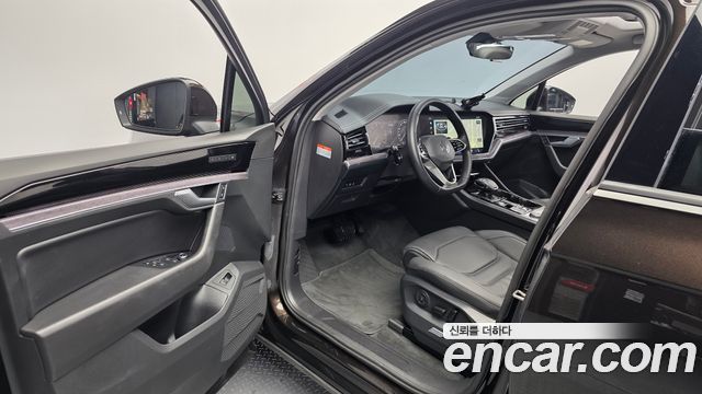 Volkswagen Touareg (III) 3.0 TDI Premium 2023 — фото 10