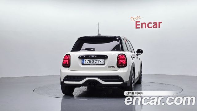 MINI Cooper S 5Door Classic Launch Pack Third Generation 2022 — фото 4