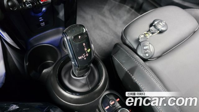 MINI Cooper S 5Door Classic Launch Pack Third Generation 2022 — фото 9