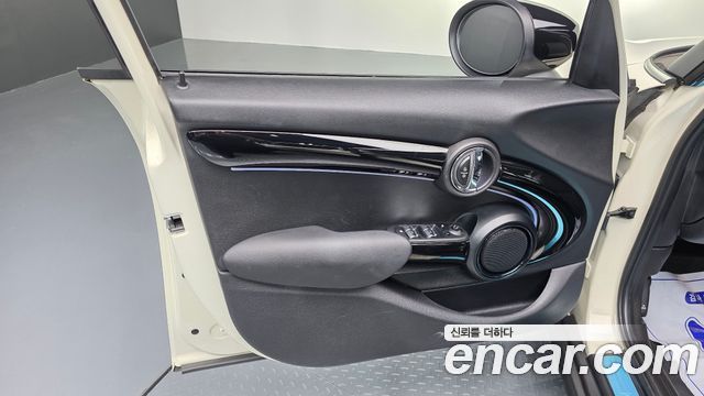 MINI Cooper S 5Door Classic Launch Pack Third Generation 2022 — фото 24