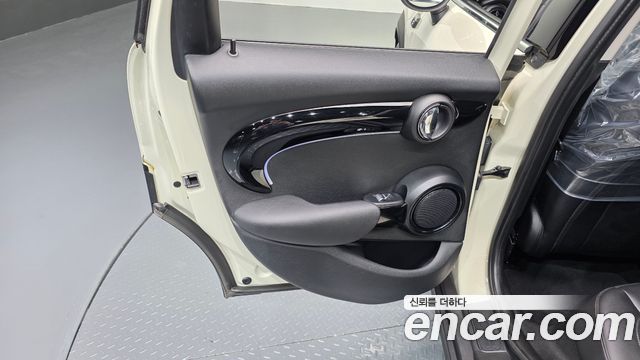 MINI Cooper S 5Door Classic Launch Pack Third Generation 2022 — фото 25