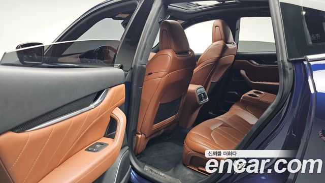 Maserati Levante 3.0 Diesel AWD GranSport 2019 — фото 12