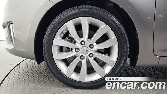 Kia Carens 2.0 LPi Luxury 2014 — фото 5