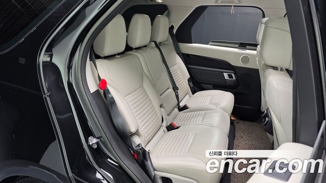 Land Rover Discovery 5 2.0 P300 SE 2023 — фото 11