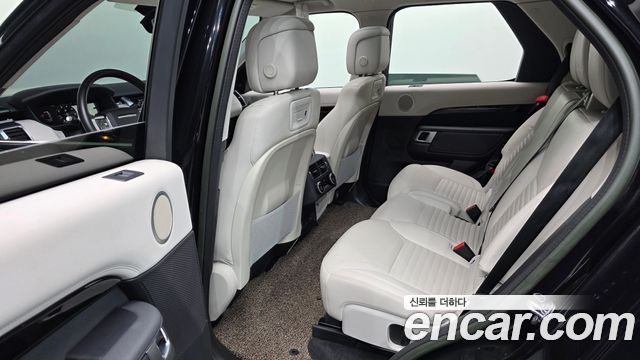 Land Rover Discovery 5 2.0 P300 SE 2023 — фото 12