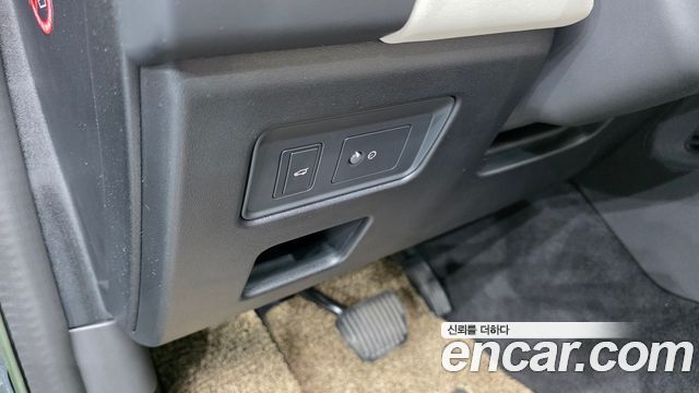 Land Rover Discovery 5 2.0 P300 SE 2023 — фото 18