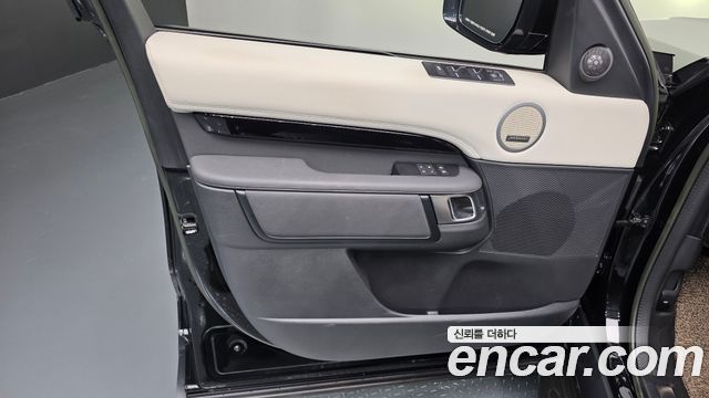 Land Rover Discovery 5 2.0 P300 SE 2023 — фото 24
