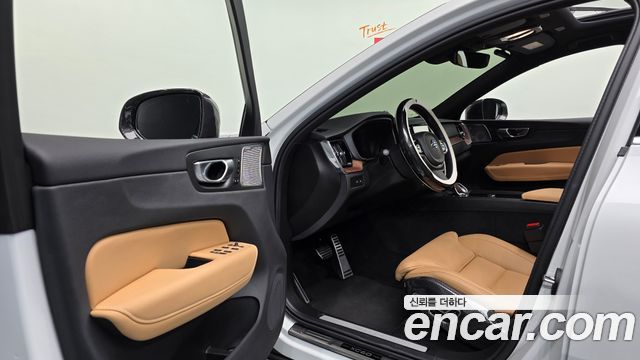 Volvo XC60 (II) T8 Ultra Bright 2025 — фото 10