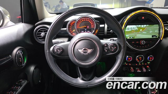 MINI Cooper D 5Door HIGH 3rd 2018 — фото 13