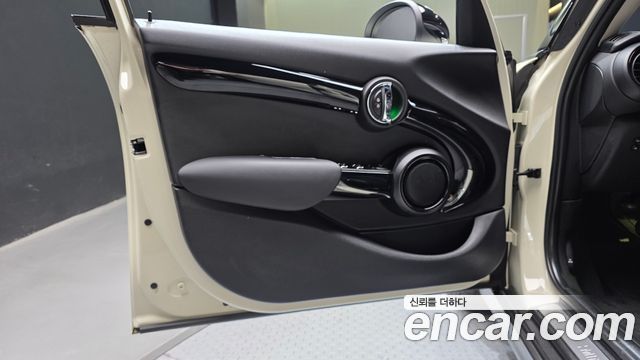 MINI Cooper D 5Door HIGH 3rd 2018 — фото 24
