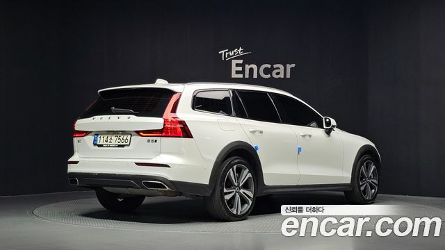 Volvo V60 Cross Country (II) B5 Pro AWD 2021 — фото 2