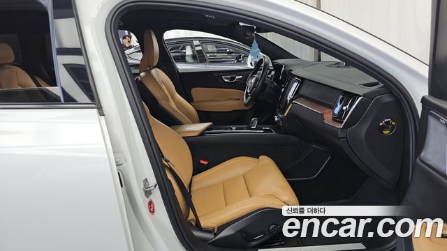 Volvo V60 Cross Country (II) B5 Pro AWD 2021 — фото 11