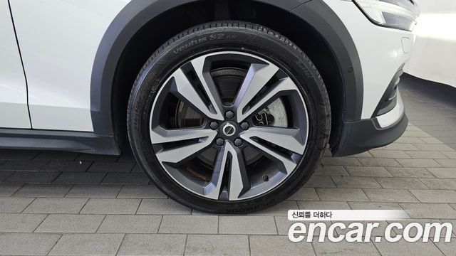 Volvo V60 Cross Country (II) B5 Pro AWD 2021 — фото 21