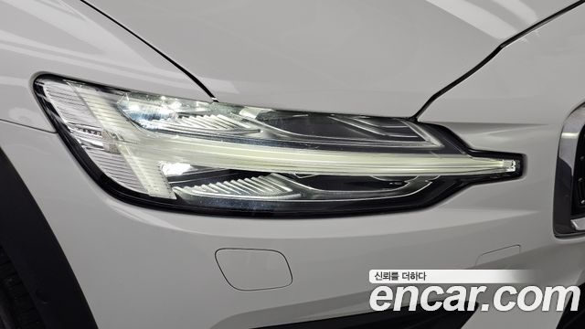 Volvo V60 Cross Country (II) B5 Pro AWD 2021 — фото 22