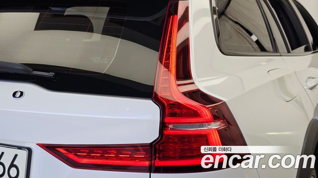 Volvo V60 Cross Country (II) B5 Pro AWD 2021 — фото 23
