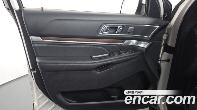 Ford Explorer 2.3 Limited 4WD 5th 2019 — фото 24