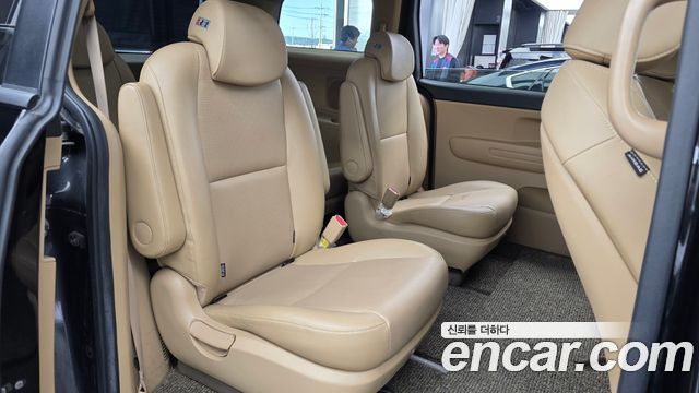 Kia Carnival 9-Seater Luxury 2019 — фото 12